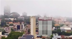 Céu está nublado, mas chuva que é bom, nada
