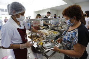 Novo Restaurante Popular apoia a agricultura familiar e atende carentes
