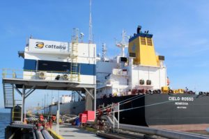 Navio equivalente a prédio de 64 andares atraca em Paranaguá