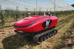 Pomar usa drone, robô e trator autônomo