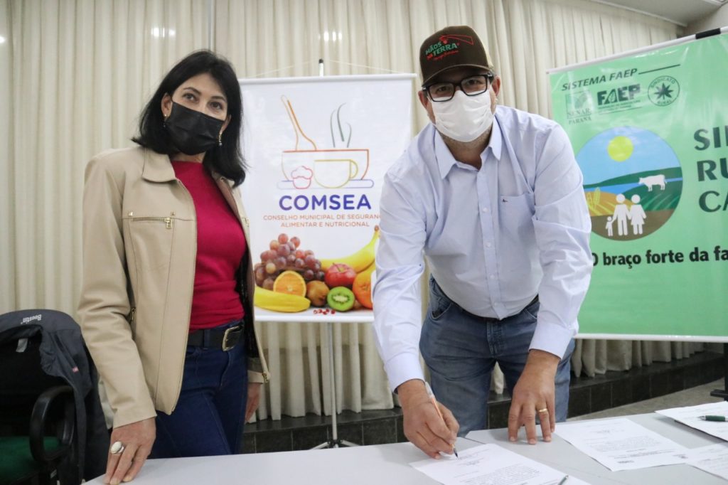 A presidente do COMSEA, Leonidia Romani dá posse no conselho ao engenheiro agrônomo Andrei Mori