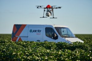 Biodefensivos macrobiológicos via drones em grãos e fibras