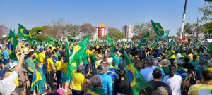 Multidão sai às ruas em protesto pacífico