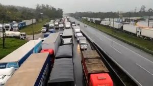 Caminhoneiros bloqueiam rodovias e negam desabastecimento