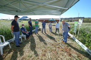 Produtores durante uma das visitas a estação no Show Rural de Inverno Coopavel