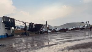 FLAGRANTE: Vendaval arranca cobertura de barracão agrícola