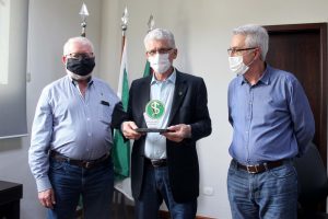Seab e Adapar recebem Prêmio Saúde Animal