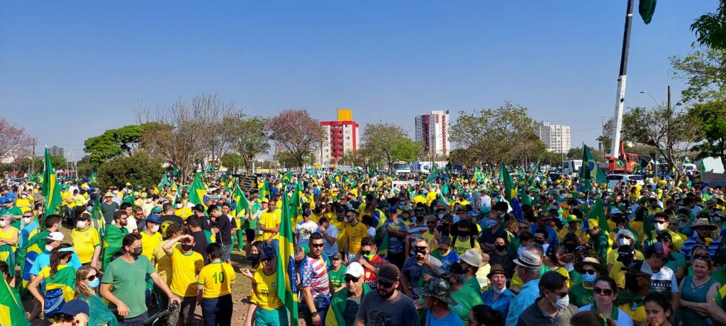 Multidão reunida em frente a Prefeitura de Cascavel em manifestação pacífica neste Dia da Independência