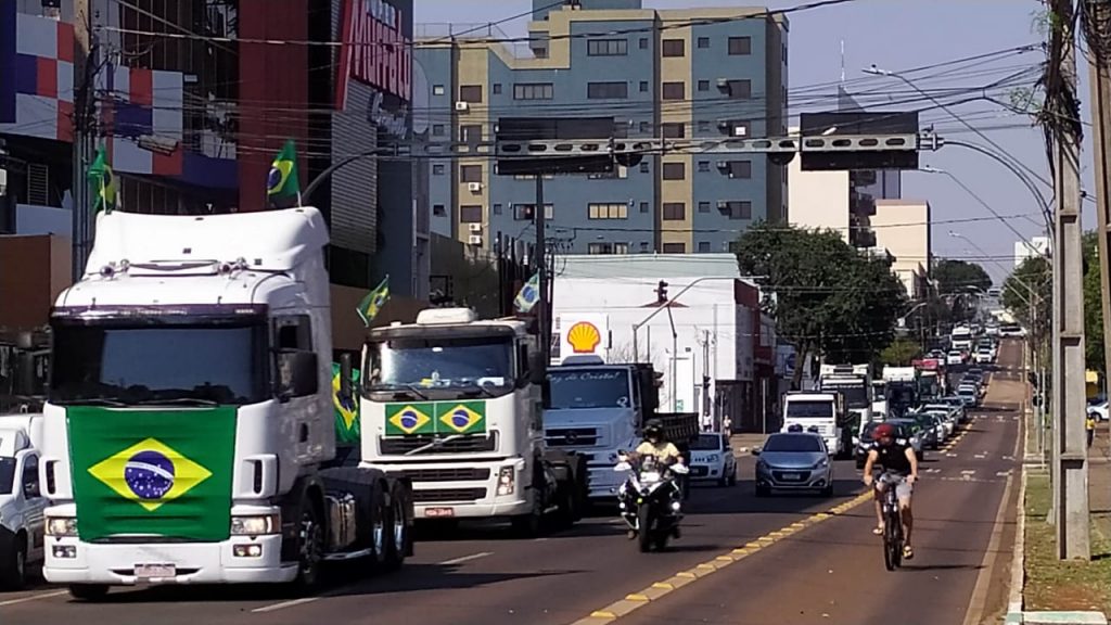 Fila na Avenida Brasil em direção à Prefeitura de Cascavel