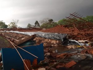 Tempestade destrói aviário e lavouras no Paraná