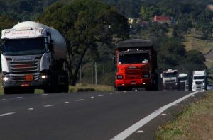 Caminhoneiros: autônomos e transportadoras no vermelho