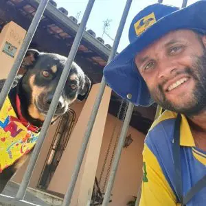 Carteiro tira fotos com todos os animais que encontra no caminho