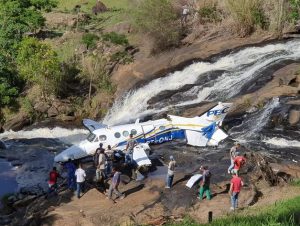 Avião com cantora sertaneja cai