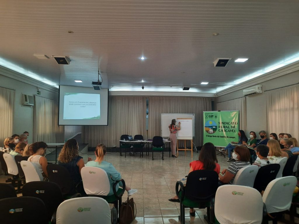 Mulheres participam sobre curso sobre liderança no Sindicato Rural de Cascavel