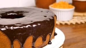 Bolo de cenoura com cobertura de chocolate