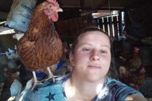 Jovem mulher conquista autonomia na propriedade da família