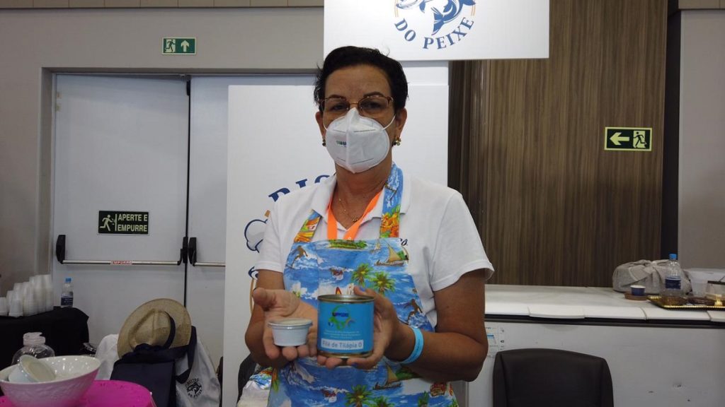 A engenheira de pesca Ana Maria da Silva, apresentou uma invenção no mínimo curiosa, entre as várias expostas ao público: o sorvete de tilápia.