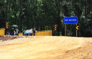 Ponte é construída sobre o rio Melissa e agricultores comemoram