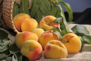 Pêssego: fruta muito consumida nesta época, registra queda de preços