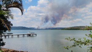 Chuvas amenizam incêndio em Quedas, mas combate continua