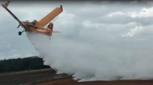 ASSISTA: Asas de avião quebram em pleno voo