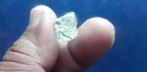 Agricultor encontra diamante de 13 quilates