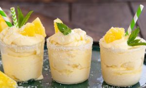Sorvete cremoso de abacaxi