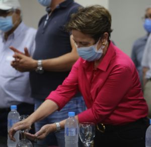 Ministra da Agricultura, Tereza Cristina, aplica álcool gel em encontro no Sindicato Rural de Cascavel