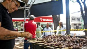Segunda é dia de carne sim, e na porta do Bradesco!