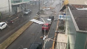 VÍDEO: temporal causa estragos no oeste do Paraná