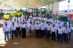  Equipe de colaboradores da M.A. Máquinas no Show Rural Coopavel 2022