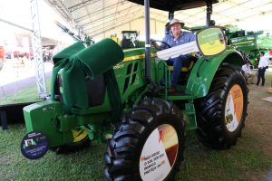 Agricultor fatura trator doado pela M.A Máquinas à Uopeccan