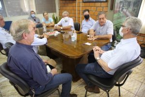 Alguns membros da Sociedade Rural do Oeste do Paraná reunidos com o secretário estadual da Agricultura e Abastecimento, Norberto Ortigara