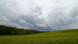 Sexta-feira deve ser de chuva e muito calor