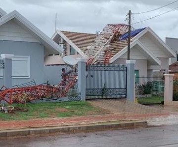 Antena de sinal de internet caiu sobre casa em Pato Bragado