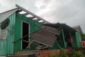 Destelhamento de casa em São Miguel do Iguaçu