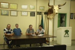 Vice-prefeito Renato Silva (à esqu.) participa da reunião da Sociedade Rural do Oeste do Paraná