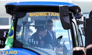 Bolsonaro pilota trator e incentiva energia renovável