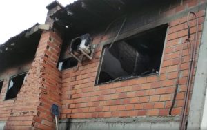 Casa em propriedade rural é invadida e incendiada