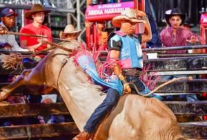 Peão é pisoteado por touro e morre em prova de rodeio