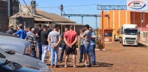 Sem receber, produtores rurais protestam pedindo pagamento