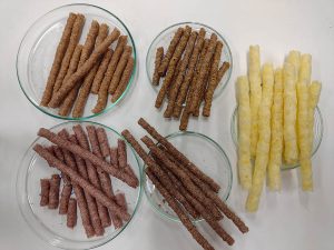 Que tal provar um salgadinho feito de sorgo?