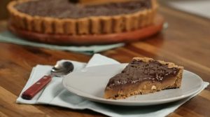 Torta de amendoim com caramelo e chocolate