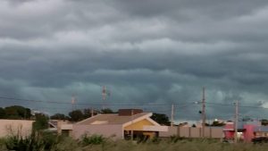 Chuva deixa reflexos e milhares de consumidores continuam sem luz