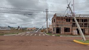Após a tempestade, milhares de paranaenses continuam sem energia elétrica