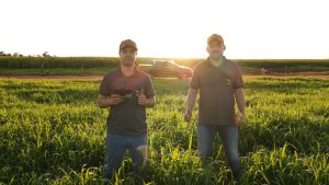 Engenheiros agrônbomos João Henrique e Juliano Scheeren, destacam a importância de analisar o solo antes de adquirir fertilizantes
