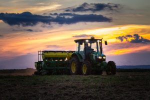 A John Deere está acessível a produtores rurais e pecuaristas com áreas de 12 a 80 alqueires ou com até quatro módulos fiscais.