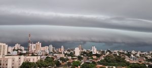Chuva forte deixa milhares de consumidores sem luz