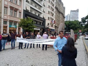 Sanduíches de carne suína são distribuídos em manifestação