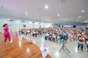 C.Vale presta homenagem às mulheres